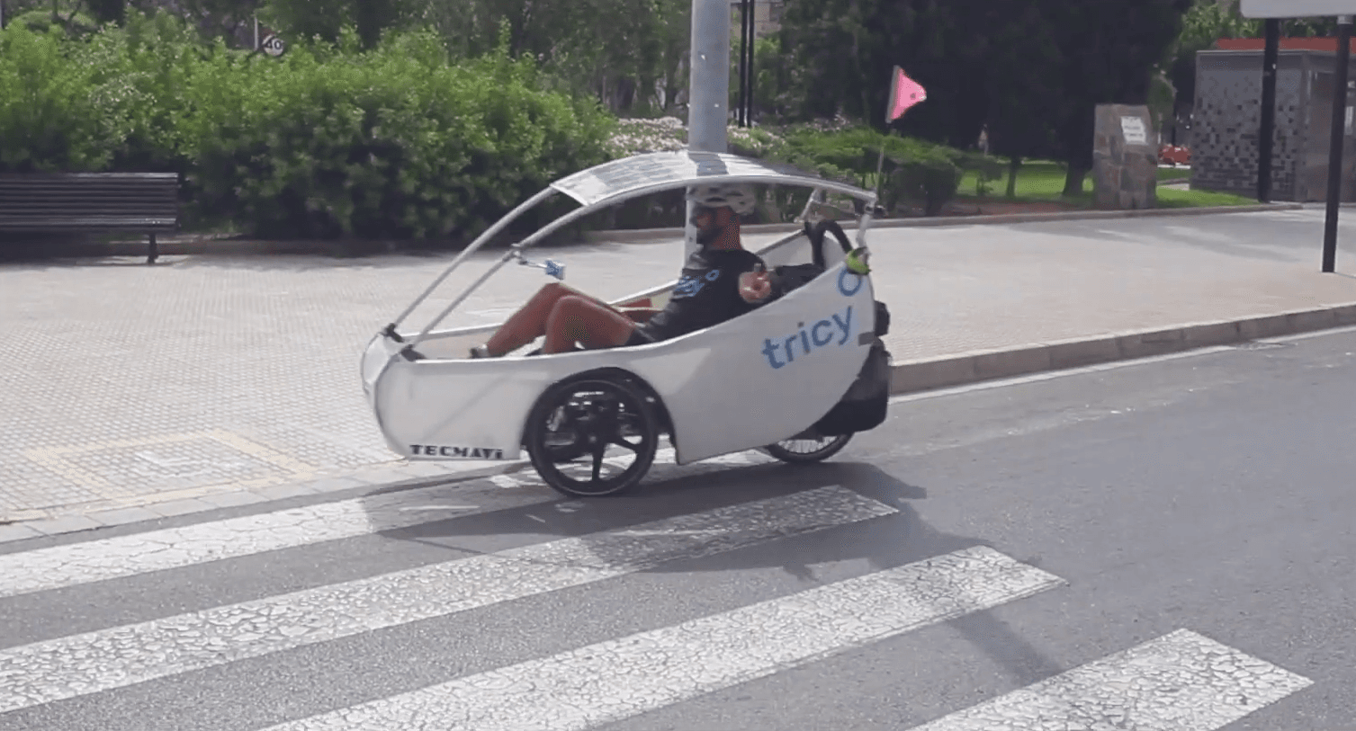Vehículo solar triciclo solar por un cruce