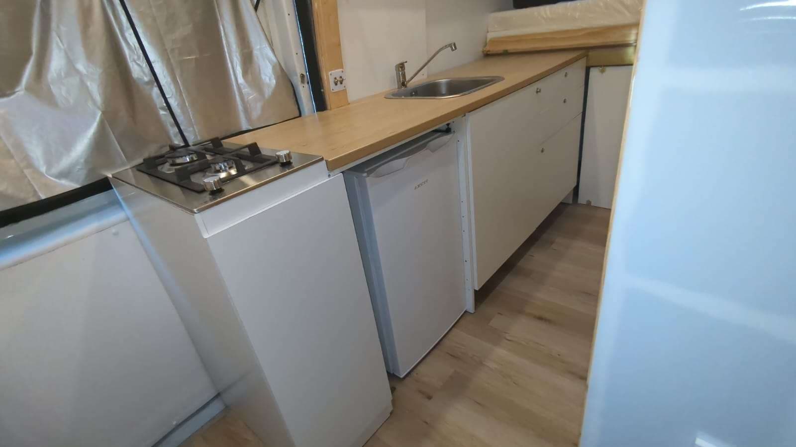 Cocina de mi Ducato, fotografiada para el certificado final de obra